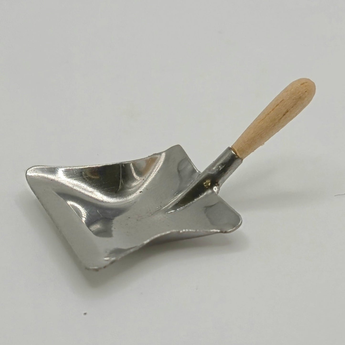Metal Short Handled Dustpan - 1/12 Scale Dollhouse Miniature